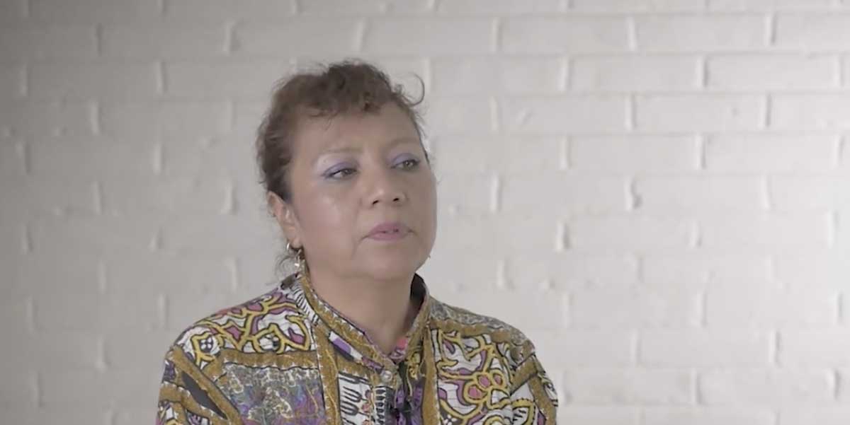 una de las mujeres que da testimonio en el video