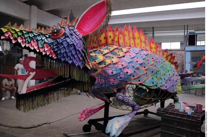Participan internos en el consurso de alebrijes.