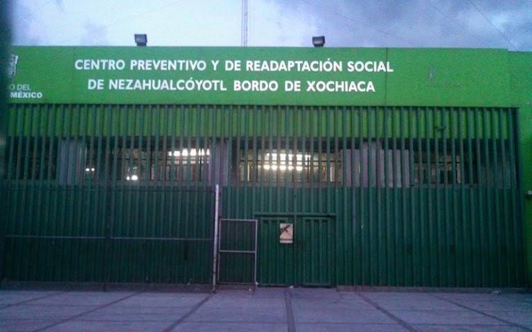 Puerta principal del penal de Neza-Bordo