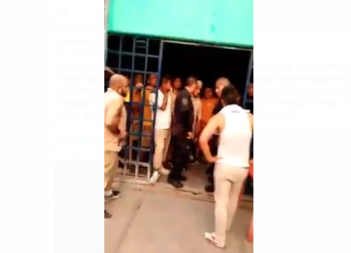 Internos dialogando con autoridades penitenciarias