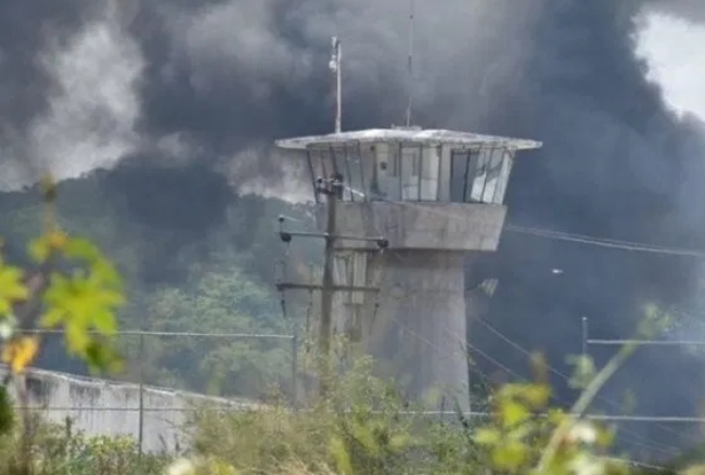 Columna de humo que sale del penal como resultado del motín